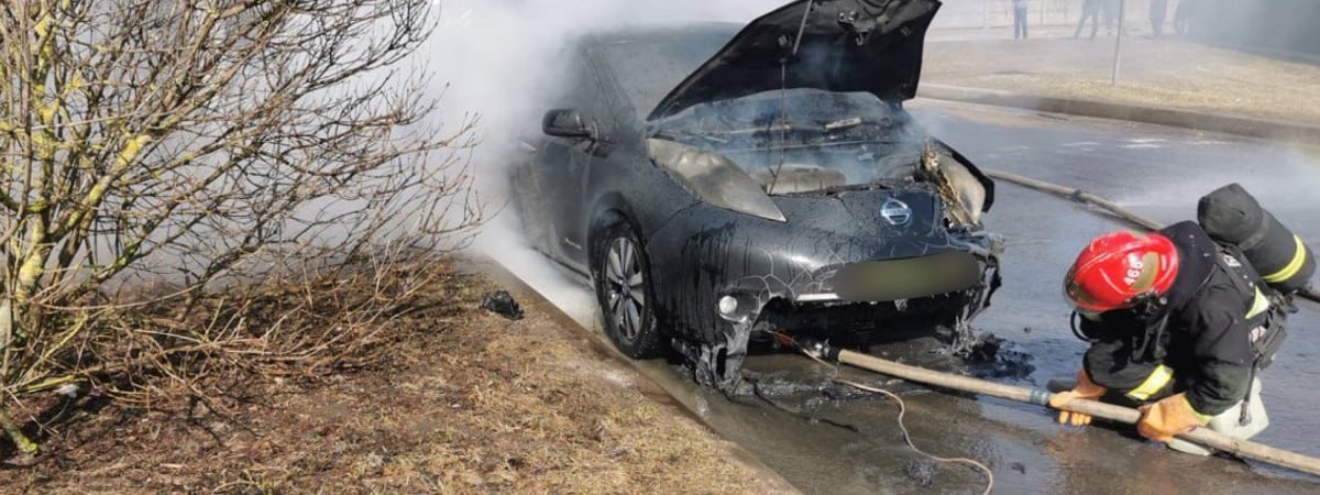В Минске на одной из улиц сгорел японский электромобиль — Видео