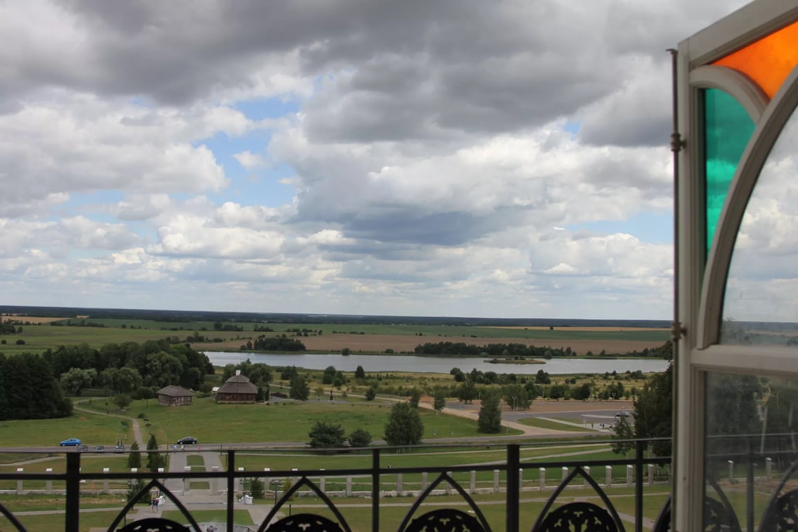 Дорого и с привидениями: ночуем в древнем замке в Беларуси