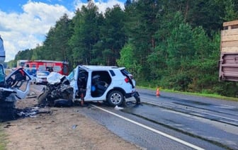 Два человека пострадали при столкновении легковушки и двух грузовых авто