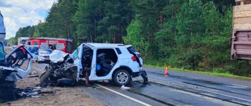 Два человека пострадали при столкновении легковушки и двух грузовых авто