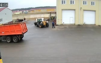Погрузчик насмерть задавил человека под Брестом — Видео