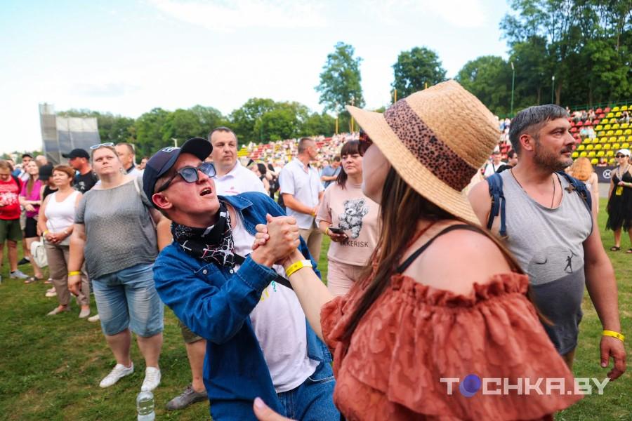 Рокеры «отрываются»: в Пружанах прошел первый день «Солнцестояния»