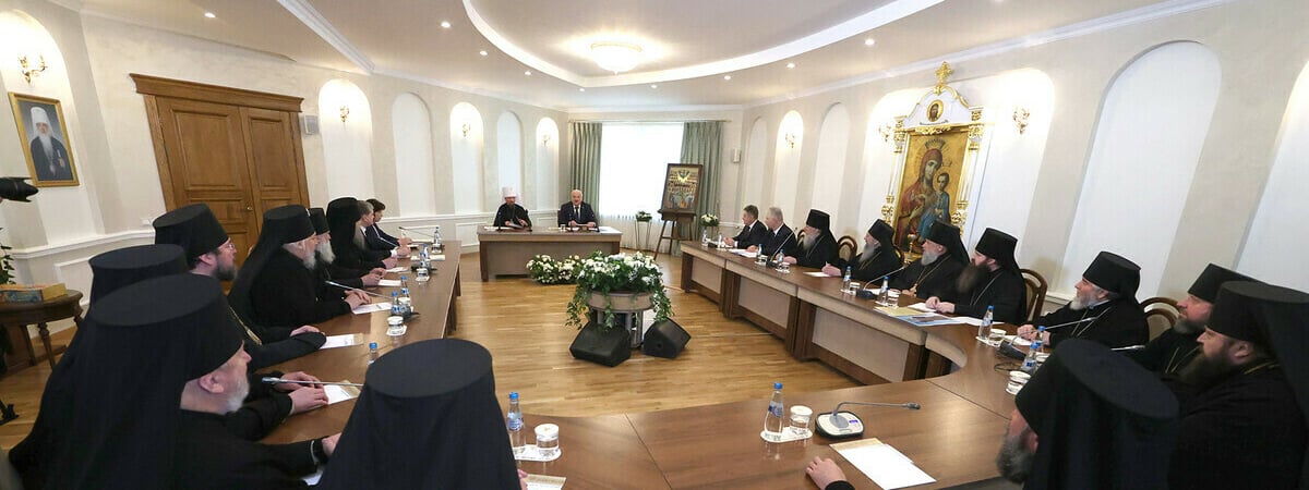 «Для этого есть подготовленные люди» — Лукашенко заявил, что белорусским священникам нежелательно заниматься политикой