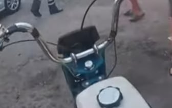 Родители пустили детей за руль мопедов и это им дорого обошлось