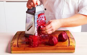 Как натереть свёклу, не испачкав руки? Нашли эффективный и проверенный способ — Полезно