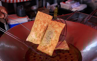 Цены на нефть эталонных марок днем замедлили рост