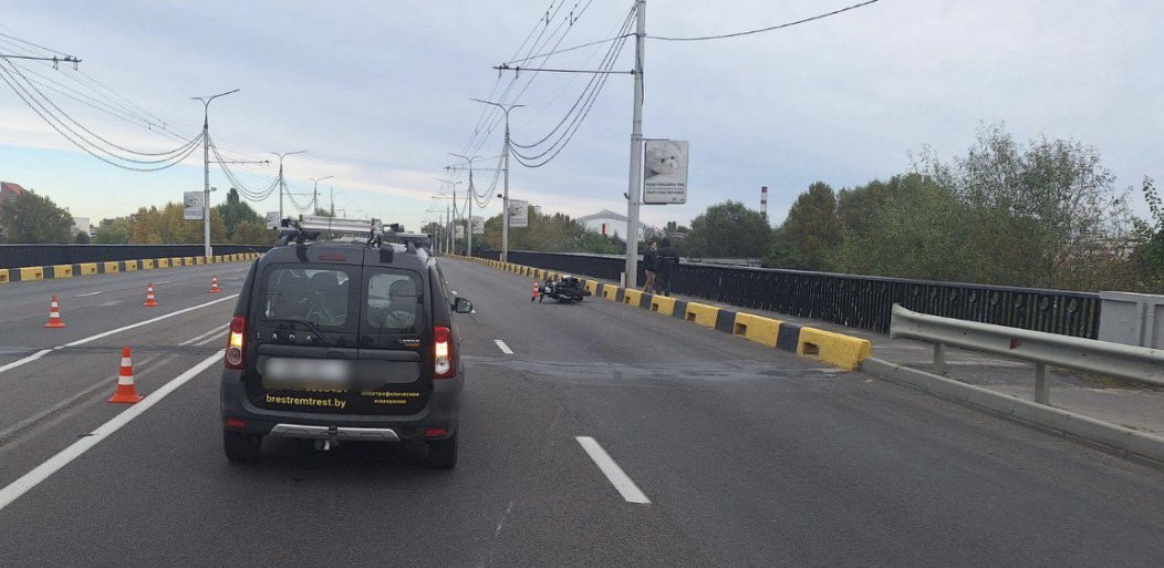 В Бресте на мосту произошло ДТП с участием авто и мото. Кто виноват?
