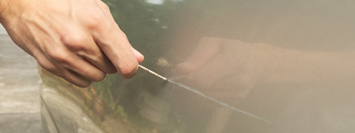 Пенсионерка гвоздем поцарапала несколько машин в Гродно — причина такого поступка вас удивит