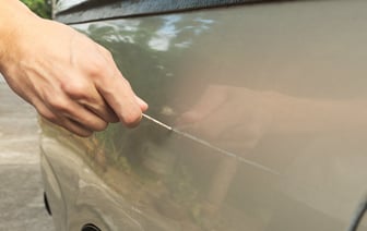 Пенсионерка гвоздем поцарапала несколько машин в Гродно — причина такого поступка вас удивит