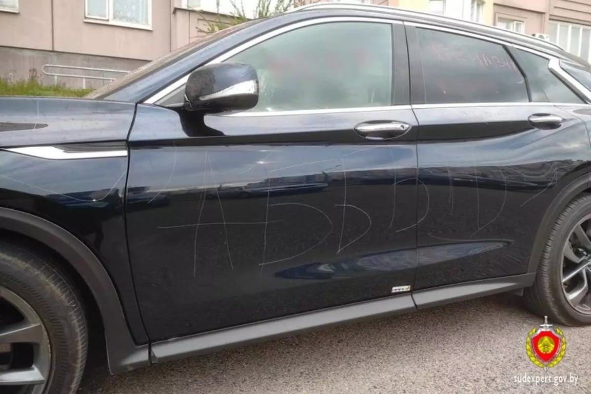 В Минске кто-то исписал Infiniti оскорбительными надписями