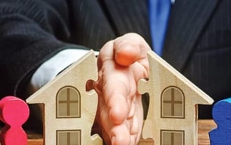 Бывший супруг требует выплатить ему половину стоимости жилья, купленного в браке. Законно ли это