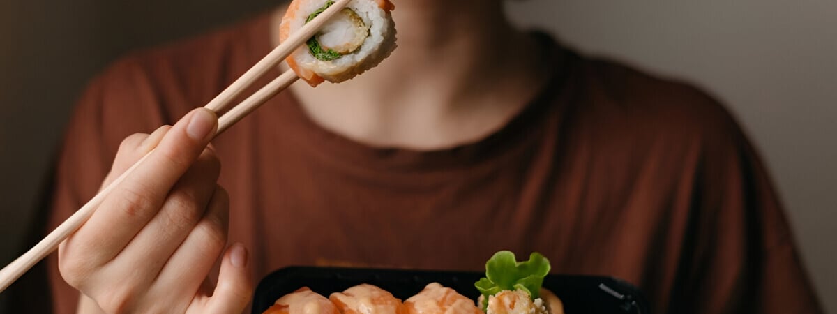 Вы больше не будете мучаться с палочками для суши. Этот трюк заставит их работать как пинцет — Полезно