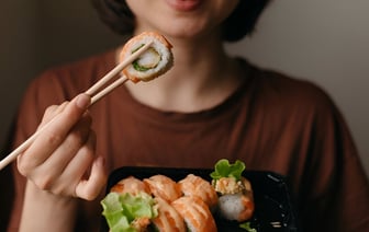 Вы больше не будете мучаться с палочками для суши. Этот трюк заставит их работать как пинцет — Полезно
