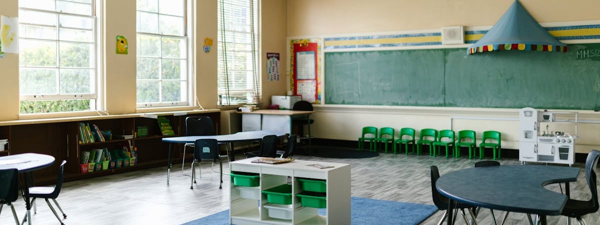 В Минобразования запретили набирать первокурсников в один минский вуз. Его тоже закроют?