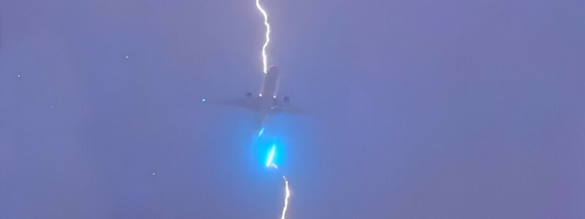 В Канаде на взлете молния ударила в пассажирский Boeing — Видео