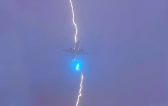 В Канаде на взлете молния ударила в пассажирский Boeing — Видео