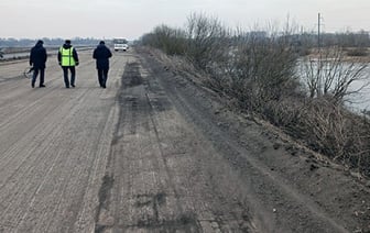 На трассе М10 из-за ям стало происходить много ДТП. Вмешалась прокуратура