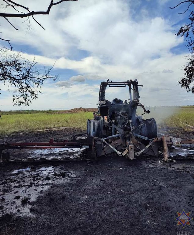 В Столинском районе загорелся трактор