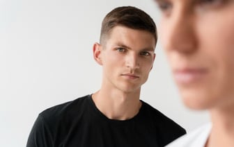 Ученые выявили мужскую черту, которая потенциально указывает на склонность к насилию. Но так, кажется, делают многие