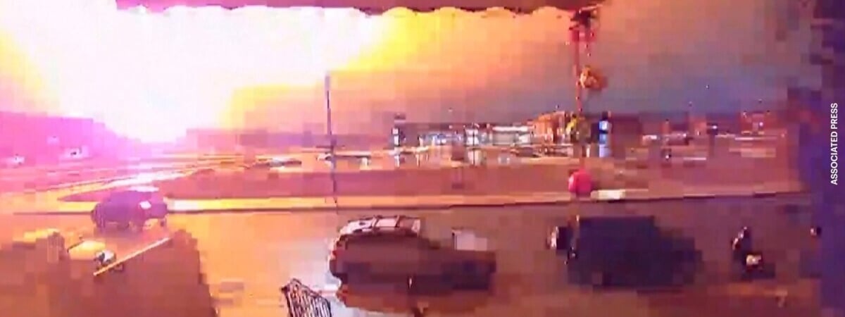 На видео попало крушение медицинского самолета в американской Филадельфии — Видео