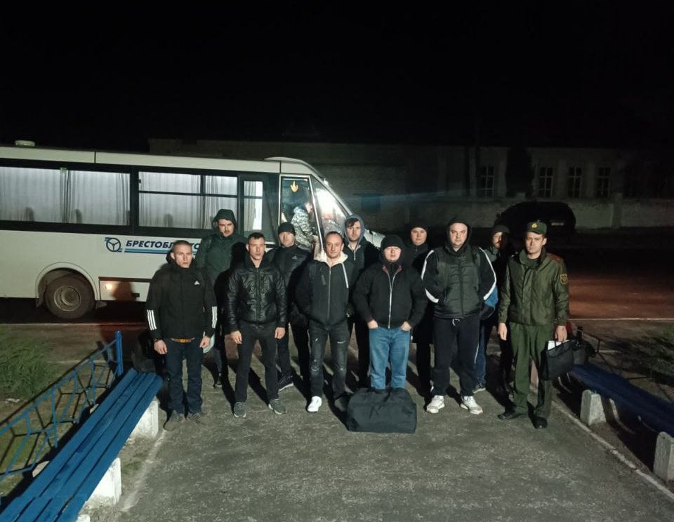 В военных комиссариатах Брестской области прошли отправки военнообязанных на сборы