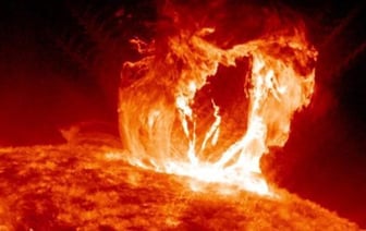 Сильная вспышка длительностью 31 минуту произошла на Солнце