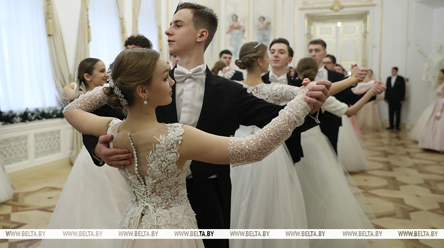 Учащиеся и студенты Брестской области закружили на балу в Коссовском дворце