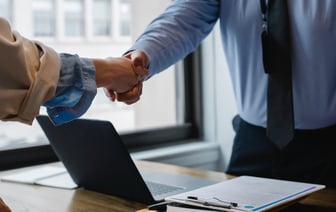 «Бюро»: принадлежащие беларусам компании в обход санкций поставляет в Россию оборудование для изготовления авиабомб