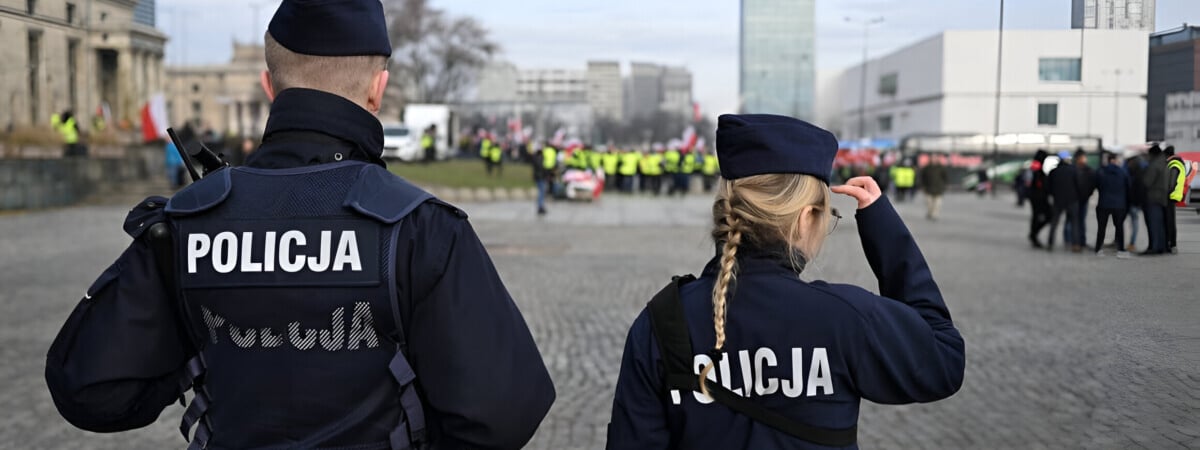 Власти решили раздать всем полякам пакеты на случай «кризиса». Что в них?