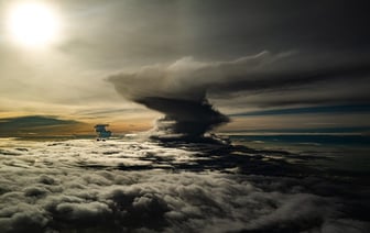 «Абсолютное безумие» — в США прошла серия разрушительных торнадо — Видео