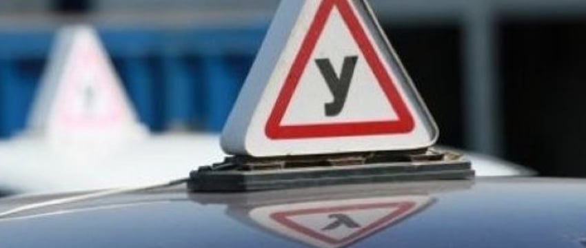 В автошколе обещали за 3,5 месяца «сделать из пешехода водителя», но срок подходит к концу, а вождение не началось. Ситуацию прокомментировал юрист