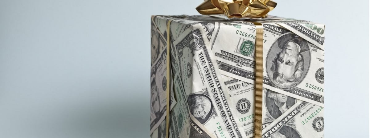 В НК-2024 повысили сумму, с которой белорусы должны платить налог на подарки. Сколько? — Полезно