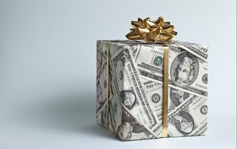 В НК-2024 повысили сумму, с которой белорусы должны платить налог на подарки. Сколько? — Полезно