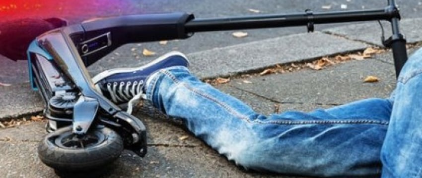 «Получил 1 год и заплатит 18 тысяч рублей моральной компенсации». Сбившего женщину элеткросамокатчика судили в Беларуси