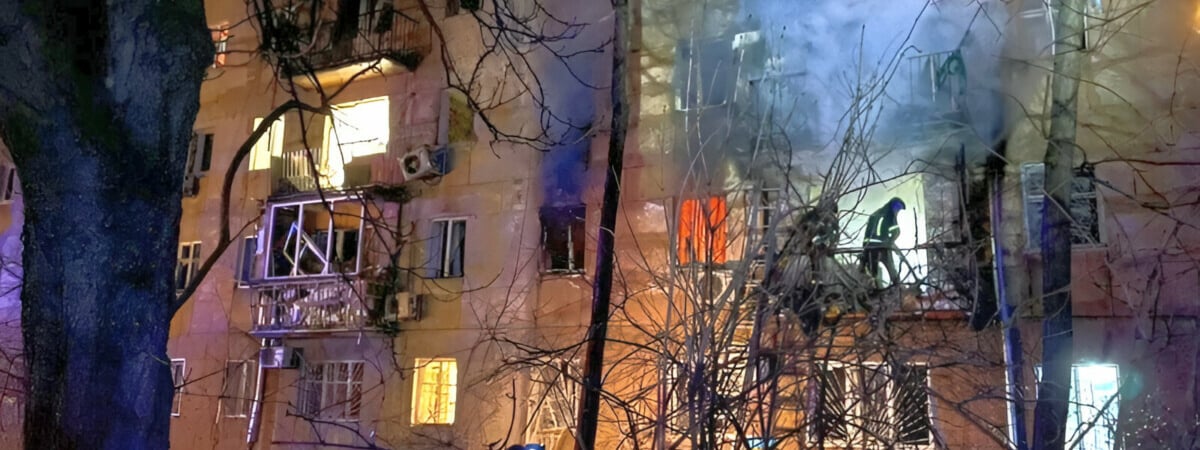 Горящие многоэтажки и уничтоженные авто. Россия и Украина показали последствия ночных обстрелов беспилотниками — Фото