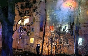 Горящие многоэтажки и уничтоженные авто. Россия и Украина показали последствия ночных обстрелов беспилотниками — Фото