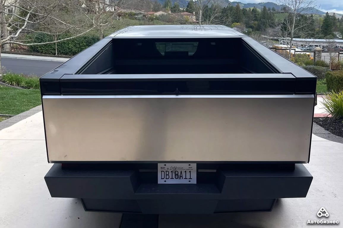 Tesla Cybertruck вид сзади