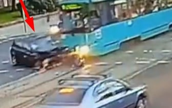 Чем думал парень за рулем Opel, когда пытался «перейти» дорогу трамваю? Видео из Минска