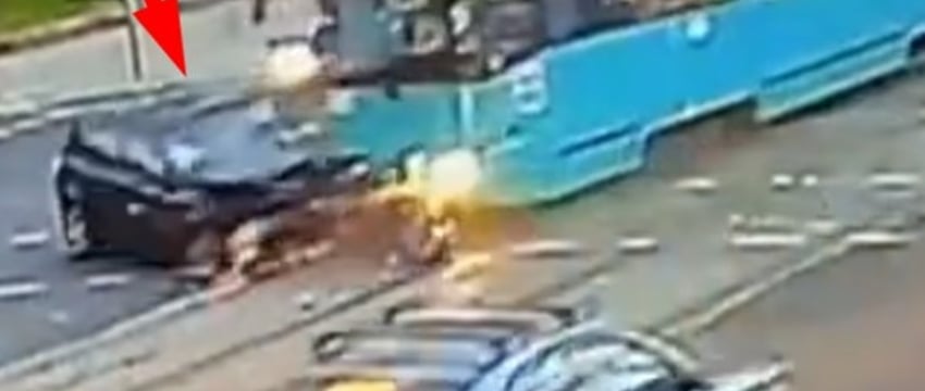 Чем думал парень за рулем Opel, когда пытался «перейти» дорогу трамваю? Видео из Минска