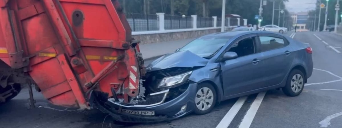 В центре Минска легковушка врезалась в мусоровоз – двое в больнице — Фото