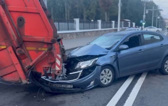 В центре Минска легковушка врезалась в мусоровоз – двое в больнице — Фото