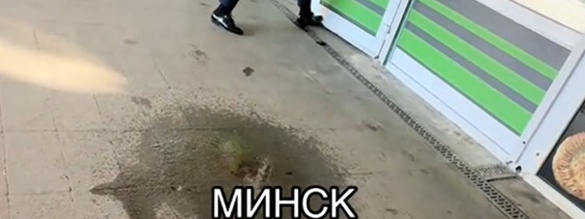«Страшно в магазин заходить» — В Минске показали, как продавщица удерживала покупателя — Видео