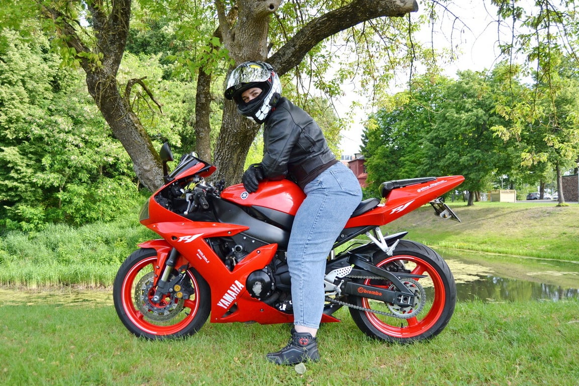 Многодетная мама рассекает на «суперспорте» Yamaha YZF-R1 по Бресту