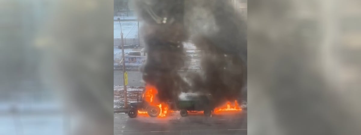 В Минске на дороге загорелся трактор с прицепом — Видео