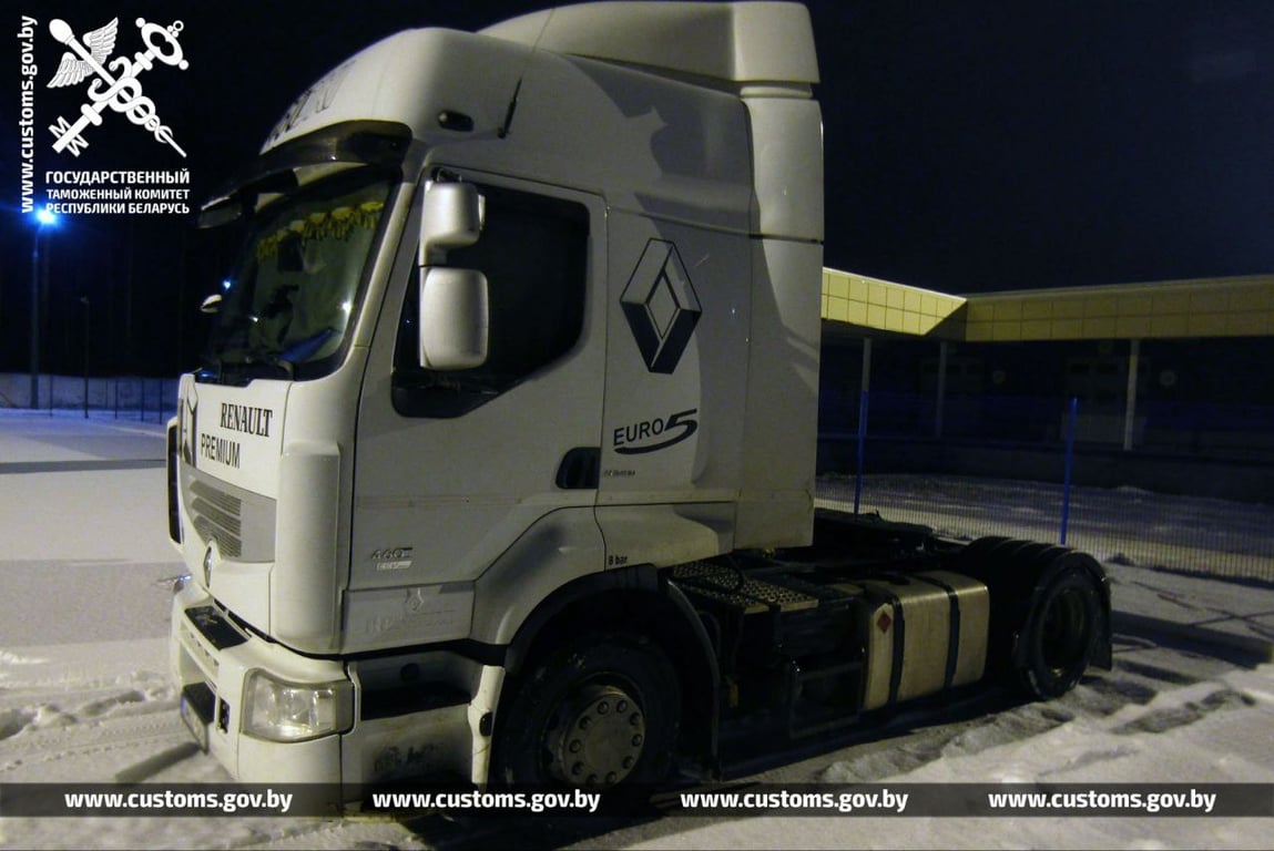 Белорус «за вознаграждение» вез через границу автозапчасти в тайнике. Изъяли и товар, и тягач