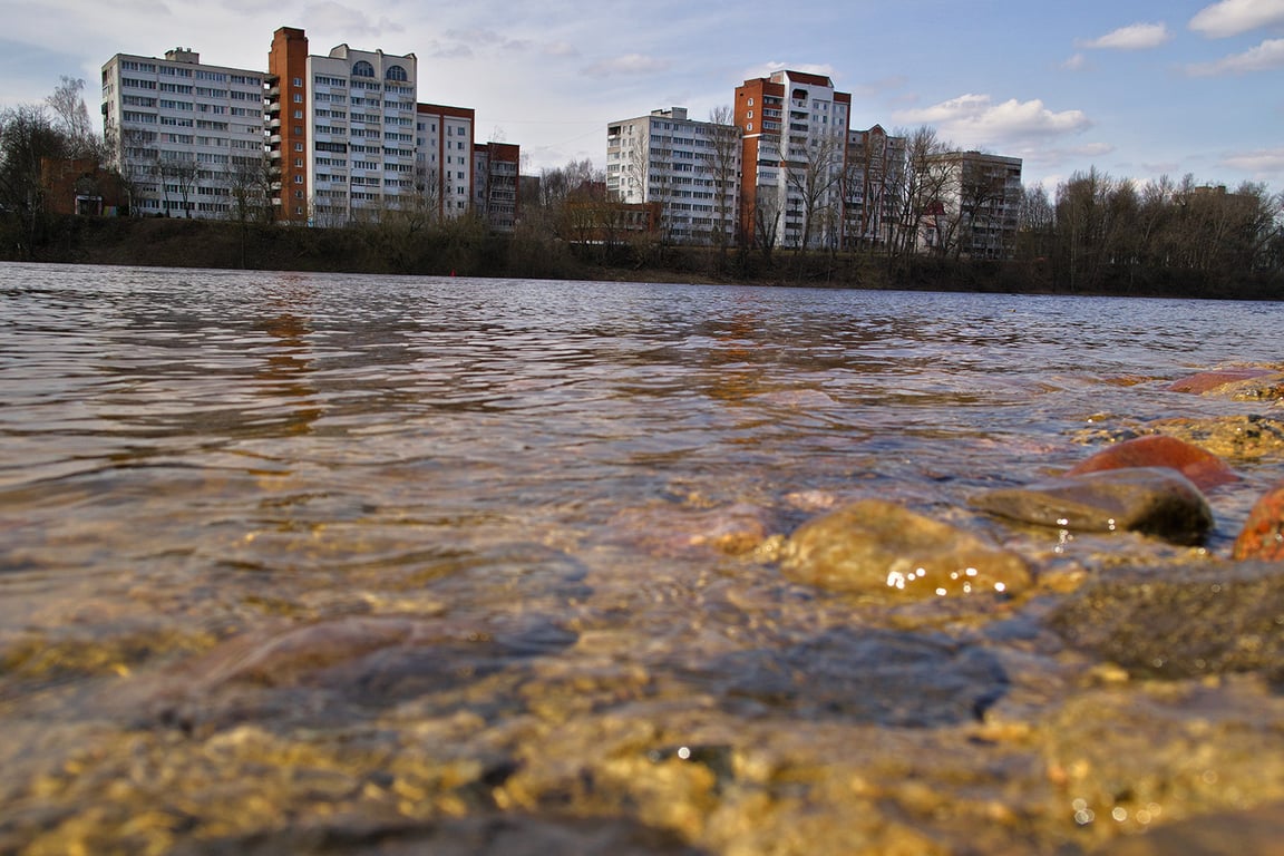 Весенний паводок на Двине набирает силу, но Золотая Рыбка пока на суше. Фото Сергея Серебро