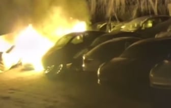 Появилось видео пожара, в котором дотла сгорел Porsche Taycan и пять Tesla