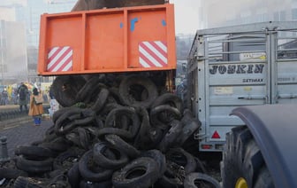 Протестующие заблокировали машину лидера ультраправых Германии