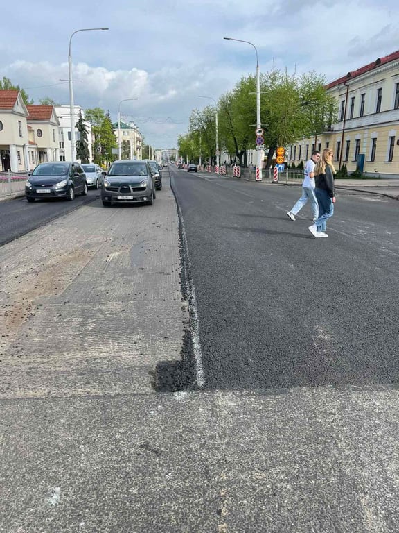 В Бресте на ул. Ленина уложили часть нового асфальтового покрытия