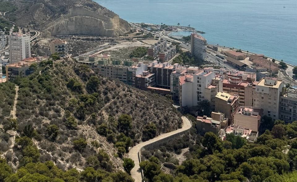 Белорусы отправились в Европу на «микрике» Renault Trafic